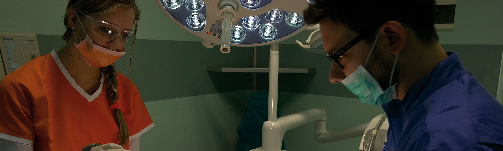 team di odontoiatri in azione presso cliniche dental quality domodossola